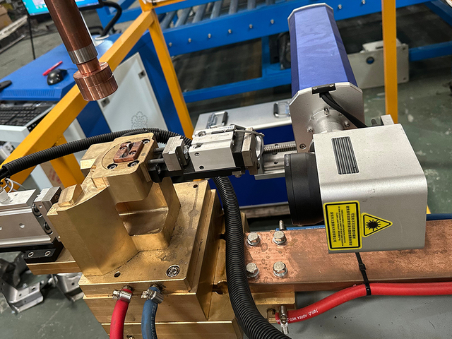 Célula de soldagem robótica para montagem automotiva | Soluções automatizadas de soldagem comercial